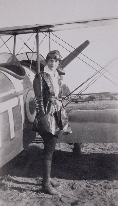 Amelia Earhart (1897-1937) accanto al biplano McLintic, c.1922 da American Photographer